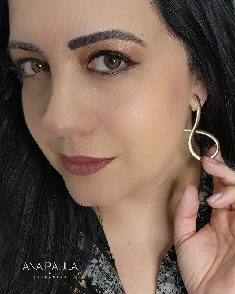Ana Paula usando brinco dourado em forma de laço