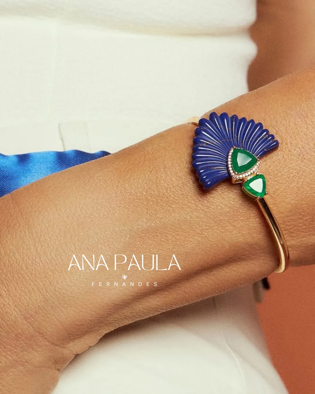 Bracelete dourado com leque azul