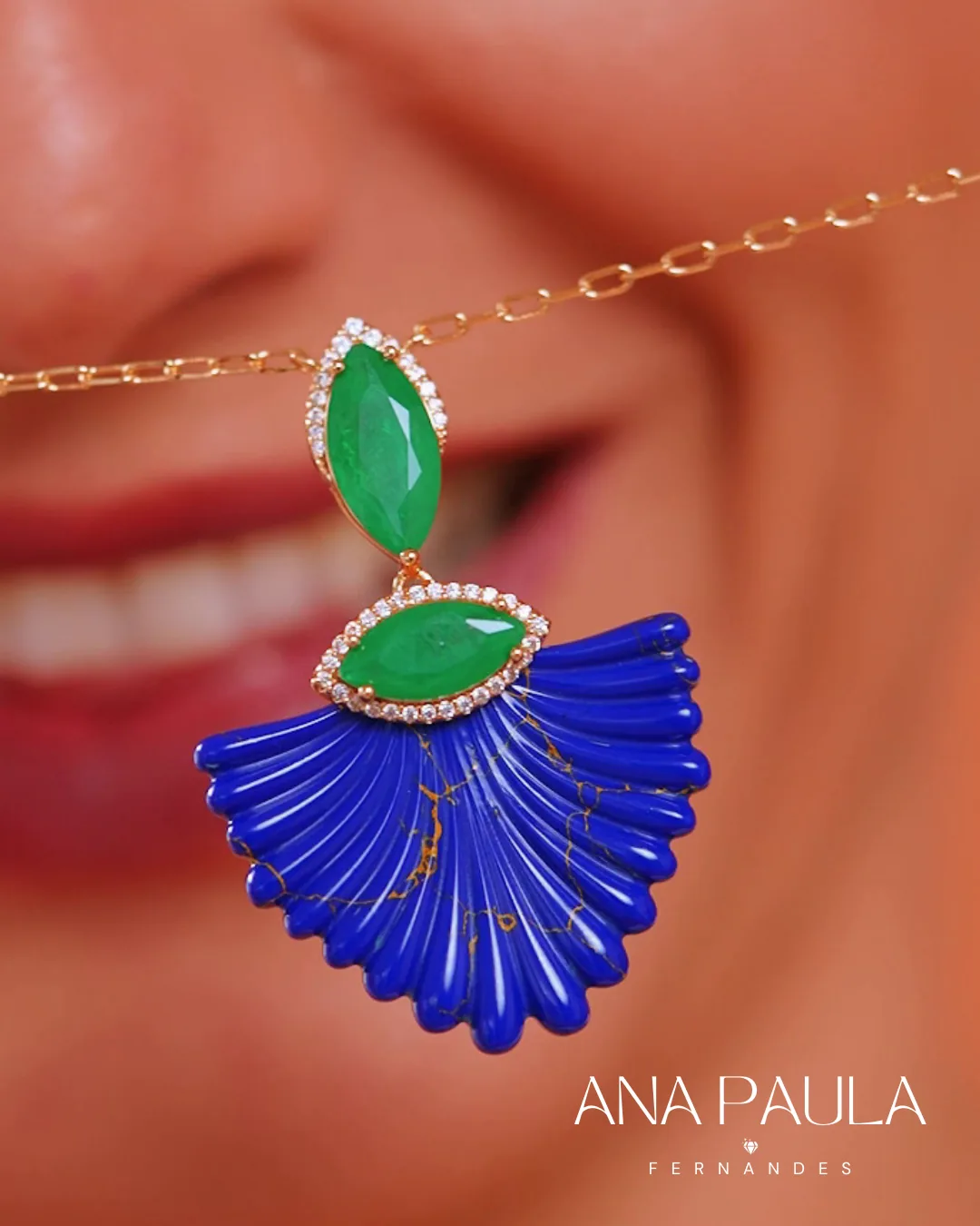 Pingente de leque azul com pedras verdes